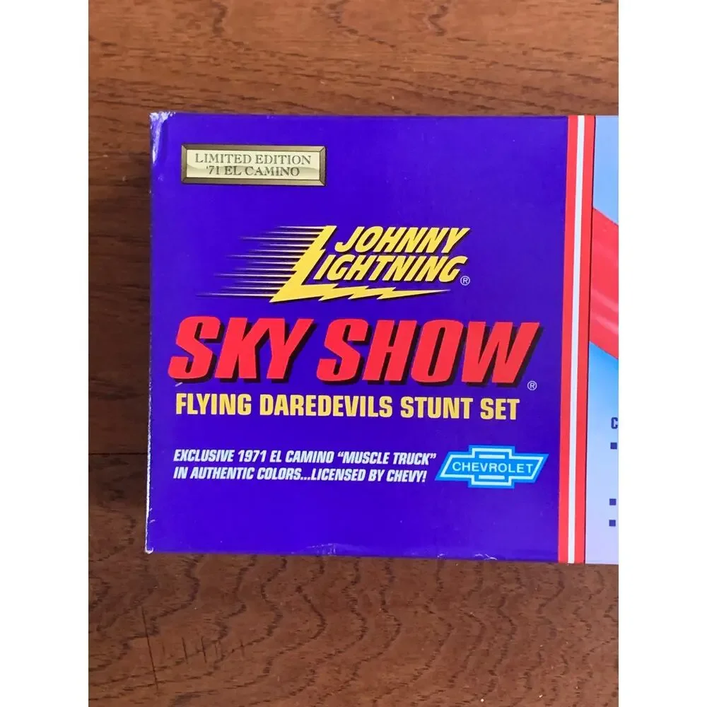 Johnny Lightning Sky Show Daredevil Stunt Set with Green Car